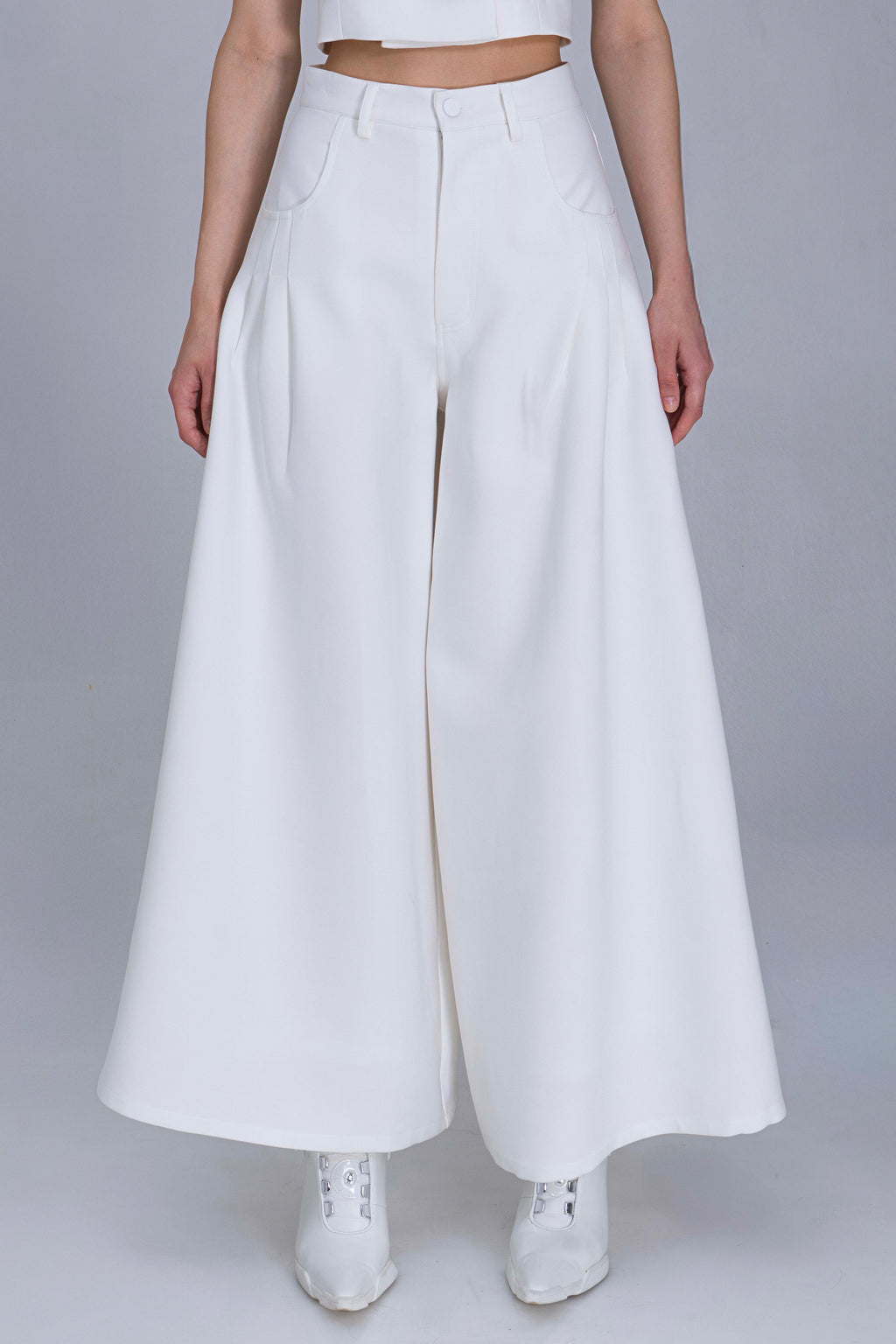 Wide Legged Pleated Jeans