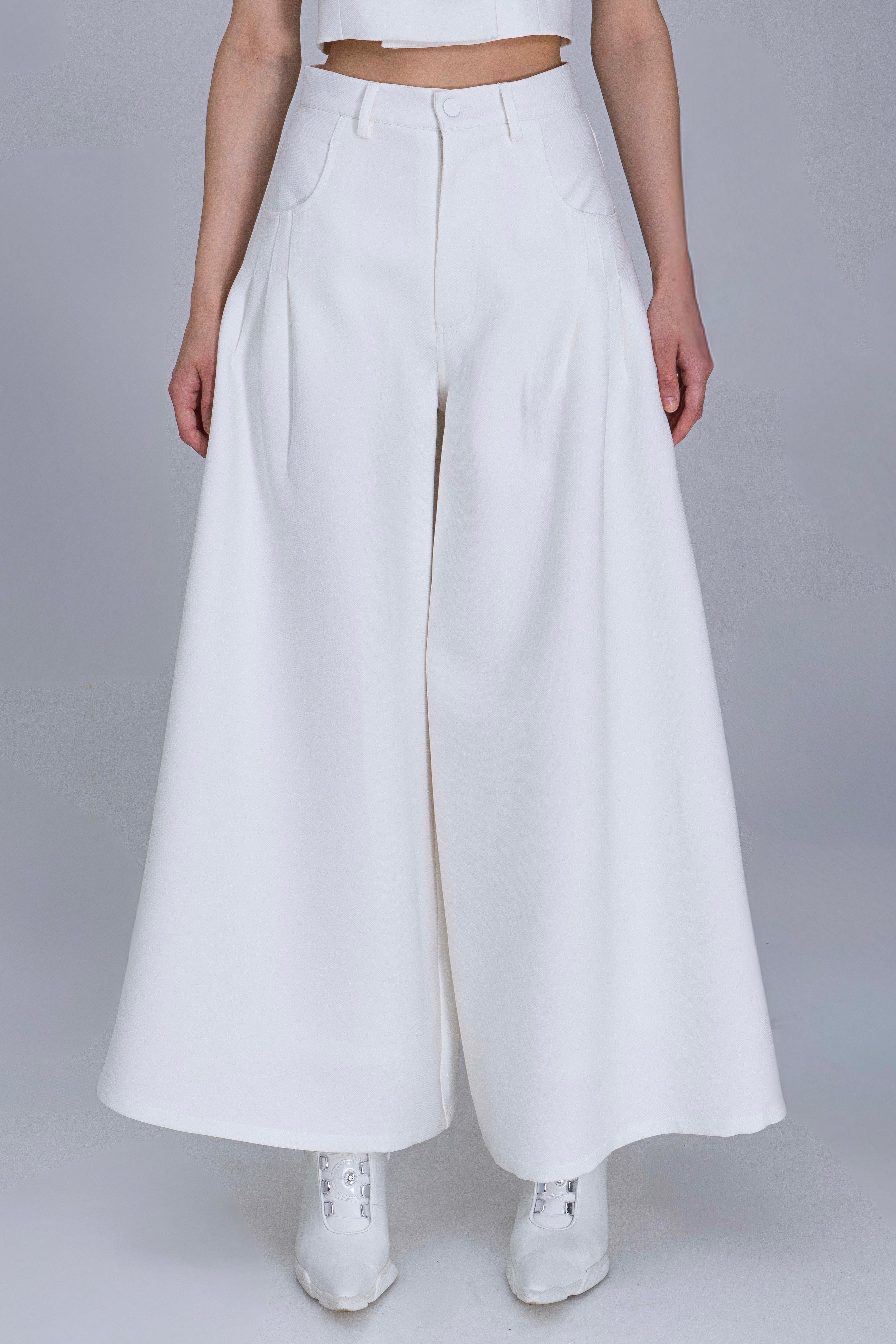 Wide Legged Pleated Jeans